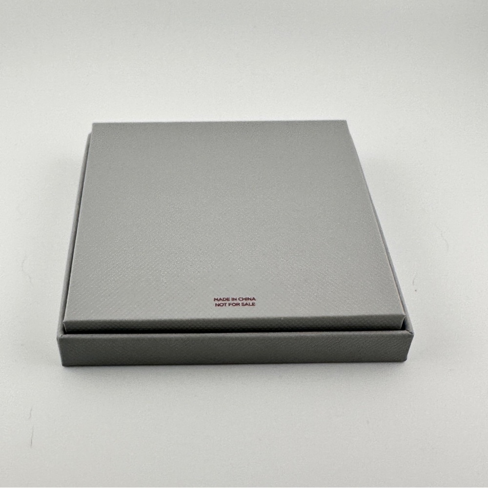 🆕 TOM FORD Elegant Gold Compact Mirror with Velvet Bag & Box - Picture 10 of 10